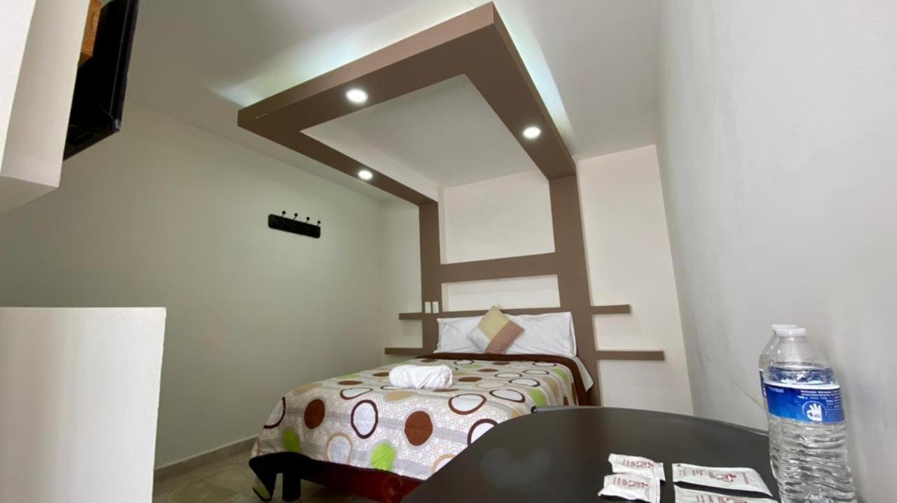 Hotel Caudillos Inn Emiliano Zapata  Экстерьер фото